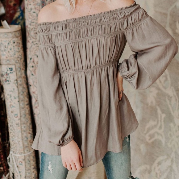 Vestique Off the Shoulder Top - Picture 2 of 8